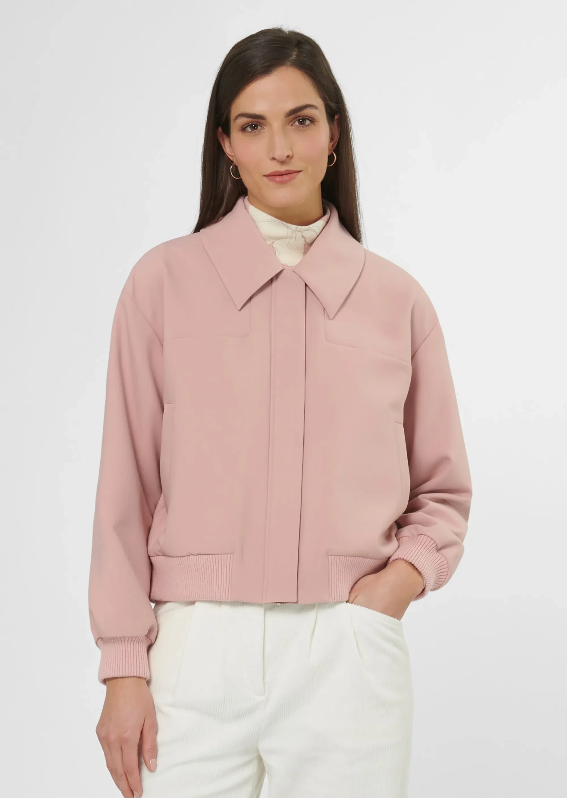 Kurz-Blouson mit Reißverschluss und Strickbündchen.