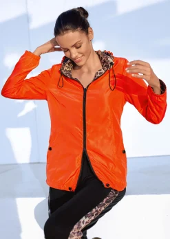 Sportive Wendejacke mit Kapuze